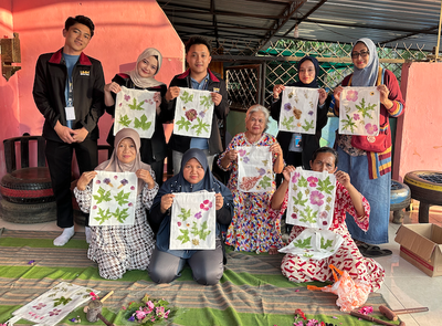 Ibu-Ibu PKK Ringinkembar Belajar Ecoprint, Sulap Daun dan Bunga Jadi Karya Bernilai Ekonomi