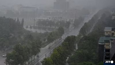 Vietnam Evakuasi Puluhan Ribu Warga, Bandara Ditutup Akibat Topan Kajiki