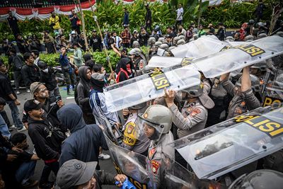 Jurnalis Foto Kantor Berita Antara Dipukuli Polisi Saat Meliput Aksi Demo di DPR
