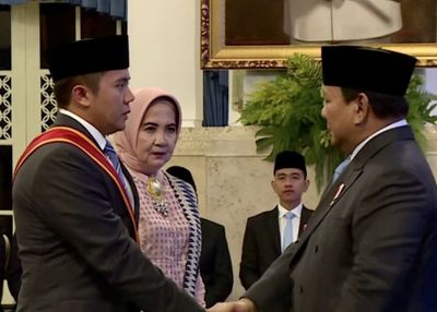 Presiden Prabowo Sematkan Bintang Mahaputera Utama ke Seskab Teddy Indra Wijaya