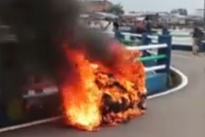 Motor Matik Terbakar Hebat di Kawasan WFC Kuala Tungkal, Warga Heboh