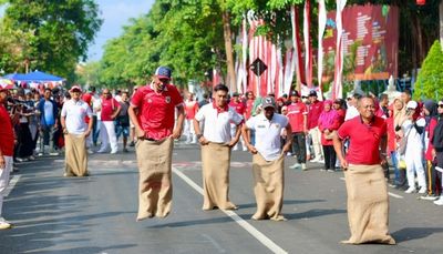 CFD Banyuwangi Memerah Putih: Bupati Ipuk Pimpin Senam dan Lomba Agustusan