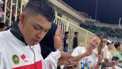 Momen Haru di Maguwoharjo: Teman Bisik Dampingi Anak Difabel Nikmati Laga PSS Sleman vs PSPS Pekanbaru