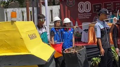 Peserta Karnaval di Trenggalek Unjuk Aksi Perbaiki Jalan Rusak di Depan Juri Langsung