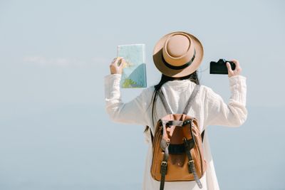 Solo Trip Pertama? Ikuti 8 Travel Hacks Ini Biar Nggak Panik!