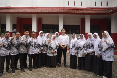 Anak Sehat dan Cerdas, Bupati Cianjur Bagikan Obat Cacing di Sekolah