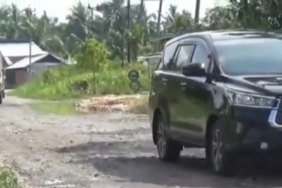 Jalan Nasional di Tanjab Barat Rusak Parah, Pemkab Lakukan Perbaikan Sementara