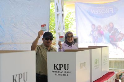 Salurkan Hak Pilihnya di TPS 006 Air Salemba, Gubernur Hidayat Berharap Terpilih Pemimpin Terbaik