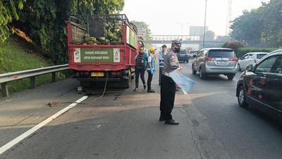 Kecelakaan 2 Truk di Tol JORR Sampai Nempel, 1 Sopir Tewas Seketika
