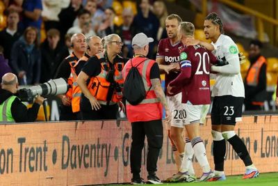 Jarrod Bowen Adu Mulut dengan Suporter Usai West Ham Kalah dari Wolves di Piala Carabao