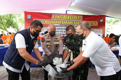 Polda Riau Musnahkan 121 Kg Sabu dan Ribuan Pil Ekstasi Senilai Rp123 Miliar