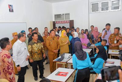 Menteri Ekonomi Kreatif Tinjau Produk Sekolah Rakyat di Kendari, Wali Kota Siapkan Lahan Baru