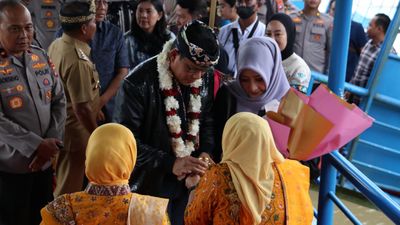 Tiba di Tanjung Selor, Kedatangan Kapolda Kaltara Disambut Prosesi Tepung Tawar