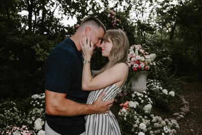 Perjalanan Cinta Taylor Swift dan Travis Kelce, dari Gelang Persahabatan ke Cincin Tunangan