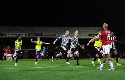 Fakta Unik Grimsby Town: Harga Skuadnya di Bawah Tim Super League, tapi Bisa Bikin MU Patah Hati