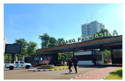 Polisi Perketat Penjagaan Belakang Gedung DPR Saat Aksi Buruh