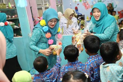Senyum Gembria Nawal Yasin Saat Temui Anak-Anak Menari di PAUD Ngargosoko Magelang