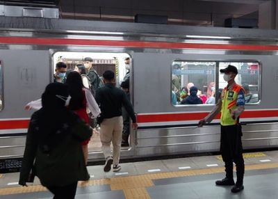 KRL Rangkasbitung hanya Sampai Stasiun Palmerah dan Kebayoran Imbas Kerumunan Massa Demo di Jalur Rel