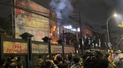 Suasana Mencekam di Mapolresta Malang: Demonstran Bertahan hingga Larut Malam