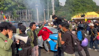 Ricuh Demo di Polda Metro, Mobil Polisi Ringsek Jadi Bulan-bulanan