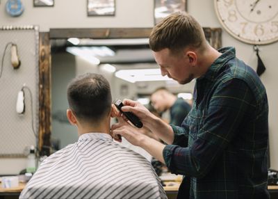 25 Ide Nama Usaha Barbershop yang Keren, Unik, dan Maskulin