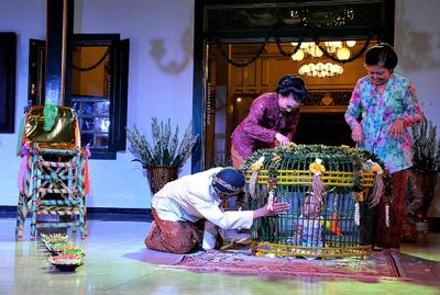 Makna dan Nilai Tedhak Siten: Tradisi Turun Tanah dalam Kehidupan Masyarakat Jawa