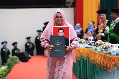 Tangis Haru di USK, Kakak Terima Ijazah Adik yang Wafat Sebelum Yudisium
