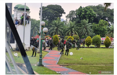 TNI AD Coba Tenangkan Massa di Depan DPR Saat Aksi Makin Memanas