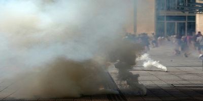 Simak! Berikut Penanganan Yang Tepat Ketika Terkena Tembakan Gas Air Mata