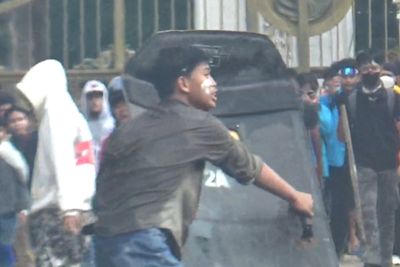 Ricuh! Demo di DPRD Jambi Berujung Bentrok, Mobil Terbakar dan Sejumlah Orang Terluka