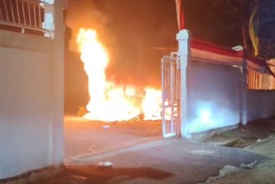 Tiga Kendaraan Terbakar Dalam Aksi Massa di Kantor Kejaksaan Tinggi Jambi