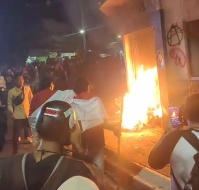 Demo Mahasiswa Di Banten Memanas Pos Polisi Di Bakar