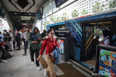 Tembus 25 Juta Perjalanan! Ini Fakta Melonjaknya Pengguna Layanan Gratis Transjakarta di Era Pramono-Rano