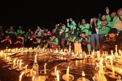 Aksi Solidaritas Driver Ojol Jatim: 1.000 Lilin untuk Affan Kurniawan di Mapolda Jawa Timur
