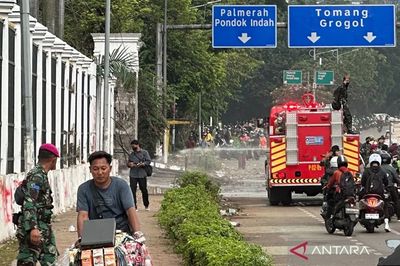 Minimalisir Efek Gas Air Mata, Damkar Semprotkan Air di Lingkungan DPR RI