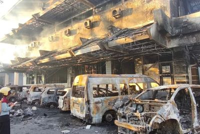 19 Mobil Legislator DPRD Makassar Hangus Saat Gedung Dibakar Massa, Ada Ambulans hingga Mobil Mewah