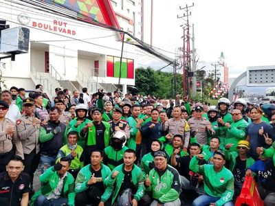Bakujaga Ratusan naskot dibagikan oleh kepolisian kepada pengendara ojek online di Kota Manado