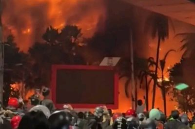 Aksi Demo di Makassar Ricuh Telan Korban Jiwa, Fasilitas Dirusak hingga Gedung DPRD-Pos Polisi Dibakar