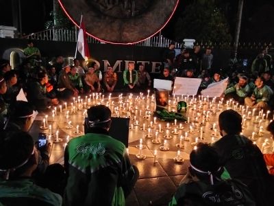Kenakan Jaket Ojol, Kapolda Babel Ikut Doa Bersama dengan Ratusan Driver di Tugu Nol Kilometer Pangkalpinang