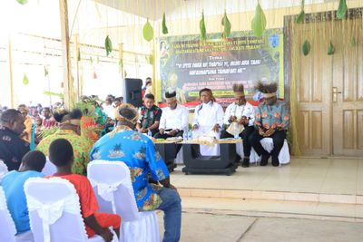 Gubernur Papua Selatan Bantu Ratusan Semen dan Seng Untuk Gereja Katolik Buti