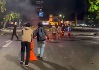 Semangat Gotong Royong Usai Demo: Warga Malang Bersihkan Jalan di Tengah Dini Hari