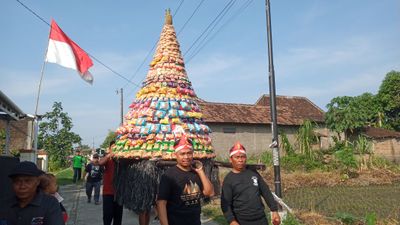 Penutup Agustusan Ratusan Warga Dukuh Ngares Boyolali Karnaval Bawa Gunungan Makanan