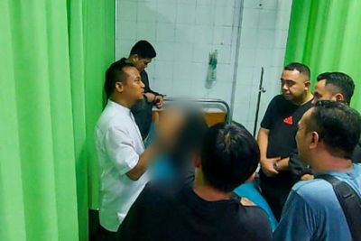 Gubernur Sulsel Jenguk Korban Pembakaran Gedung DPRD Makassar di Rumah Sakit