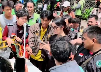 Potret Artis Faby Marcelia Bagi-bagi Kopi ke Ojol di Lokasi Demo, Cantiknya Gak Ketulungan!
