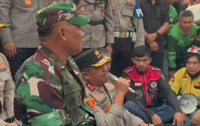 Salut! Kapolda Sultra Duduk Bersama Ratusan Driver Ojol Saat Unjuk Rasa