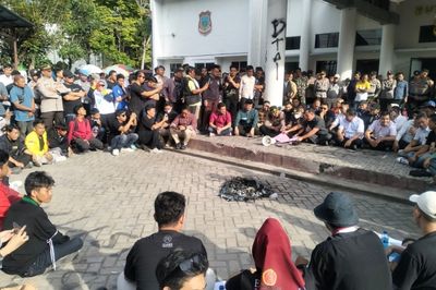 Temui Pendemo, Bupati Gorontalo: Saya Datang Atas Nama Pemerintah Bukan Partai