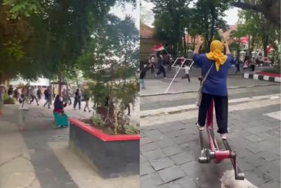 Santuy Abis! Emak-emak Malah Asik Olahraga di Tengah Aksi Demo Yang Lagi Memanas