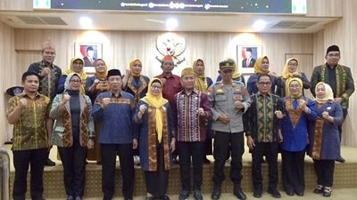 Sekda Kukuhkan Pengurus Baru LAT Kendari, Dorong Peran Strategis Pelestarian Adat Tolaki