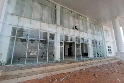 Demo Mahasiswa di DPRD Palopo Ricuh Berujung Gedung Hancur Diobrak-abrik