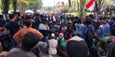 Ratusan masyarakat turun di jalan Kota Manado dalam aksi Sulut Mengugat